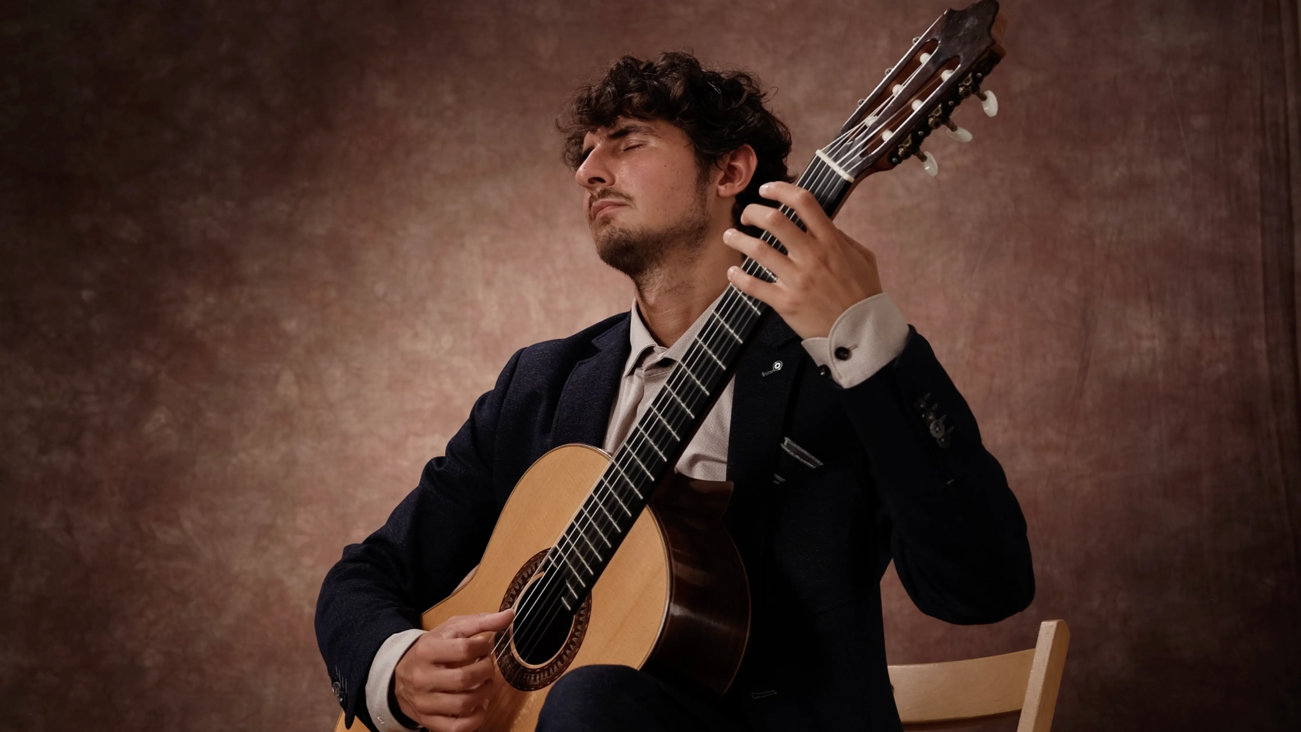 Portrait of Dutch classical guitarist Silvan de Smit with guitar