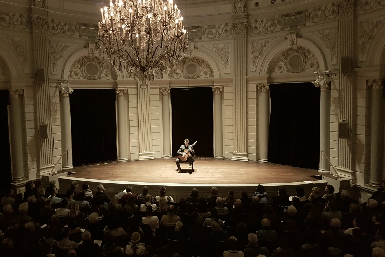Silvan de Smit performing classical guitar on stage at the Concertgebouw